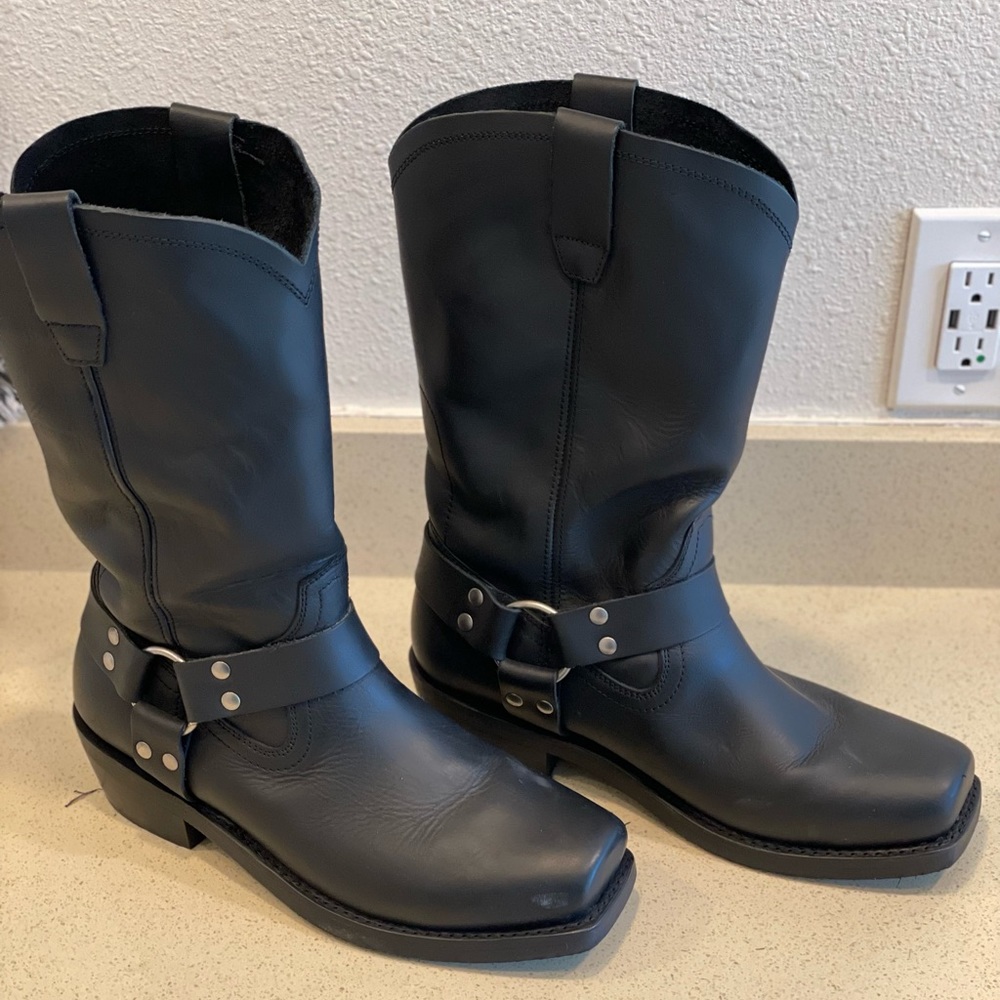 Mens  motorcycle harness boots Black.  Size 12. Worn once.